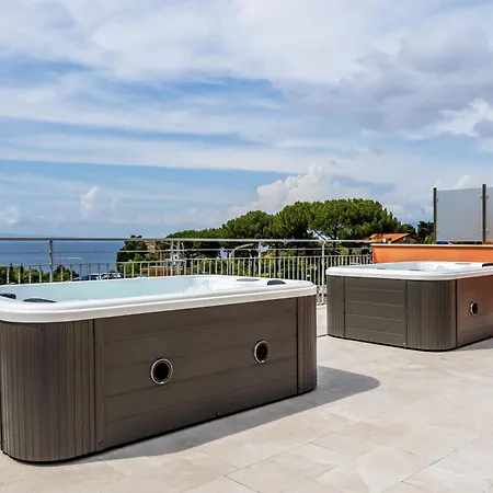 Futura Funky House - De Vivo Realty Apartment
